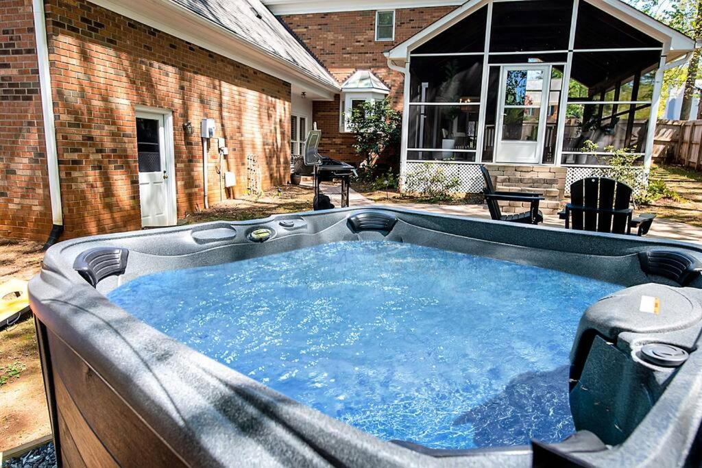 Hottub, Firepit, Basketball, 15 Min To Sedgefield Гринсборо Экстерьер фото